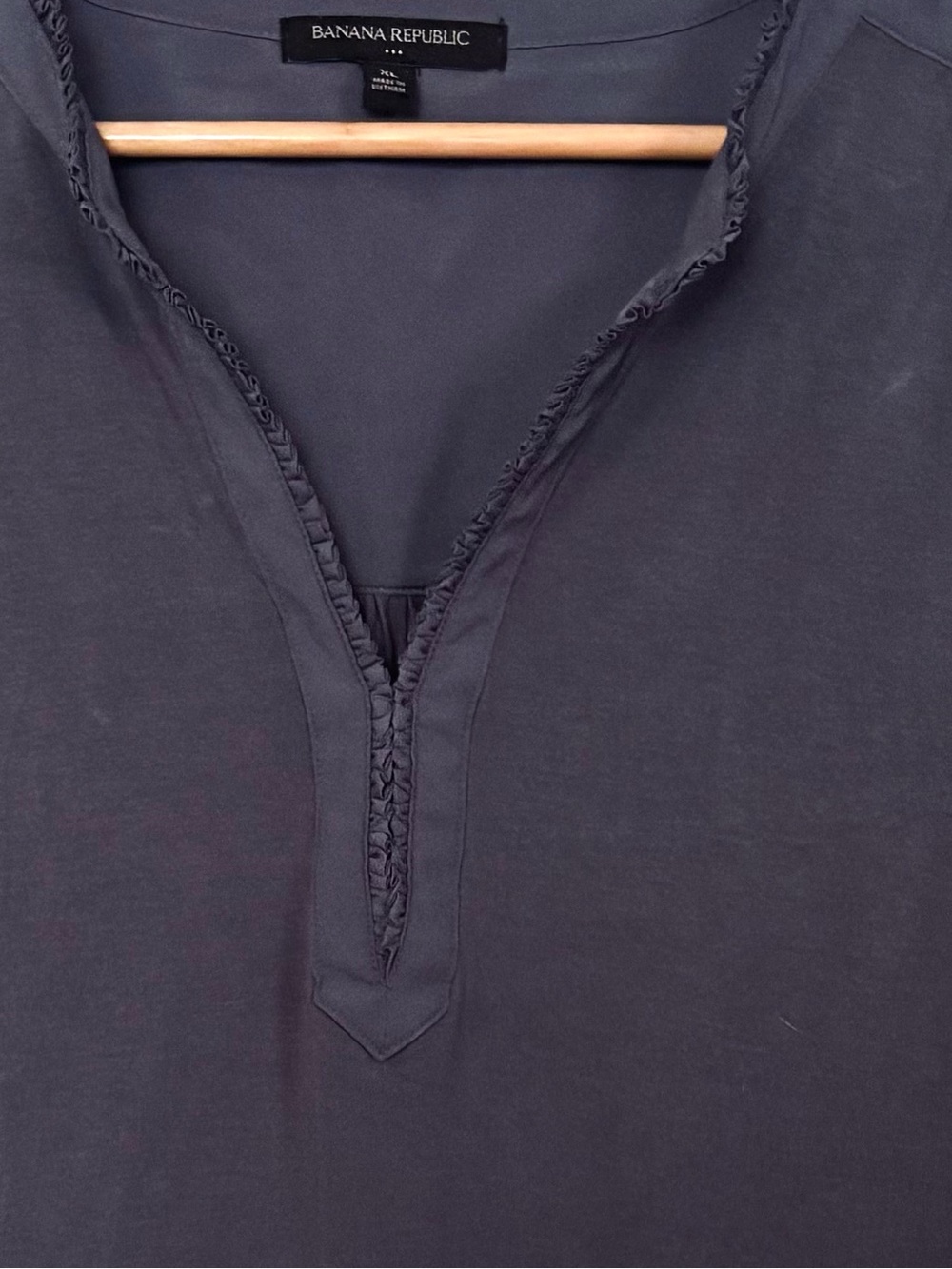 💥 Banana Republic Ruffle Henley Slate Grey Long Sleeve Blouse - Picture 3 of 4